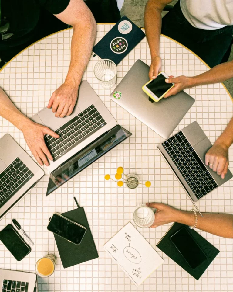 Grupo de personas trabajando con sus computadoras